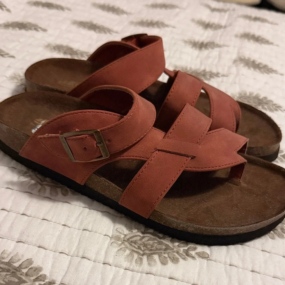 Cliffs by WHITE MOUNTAIN Red Sandals - Picture 1 of 3